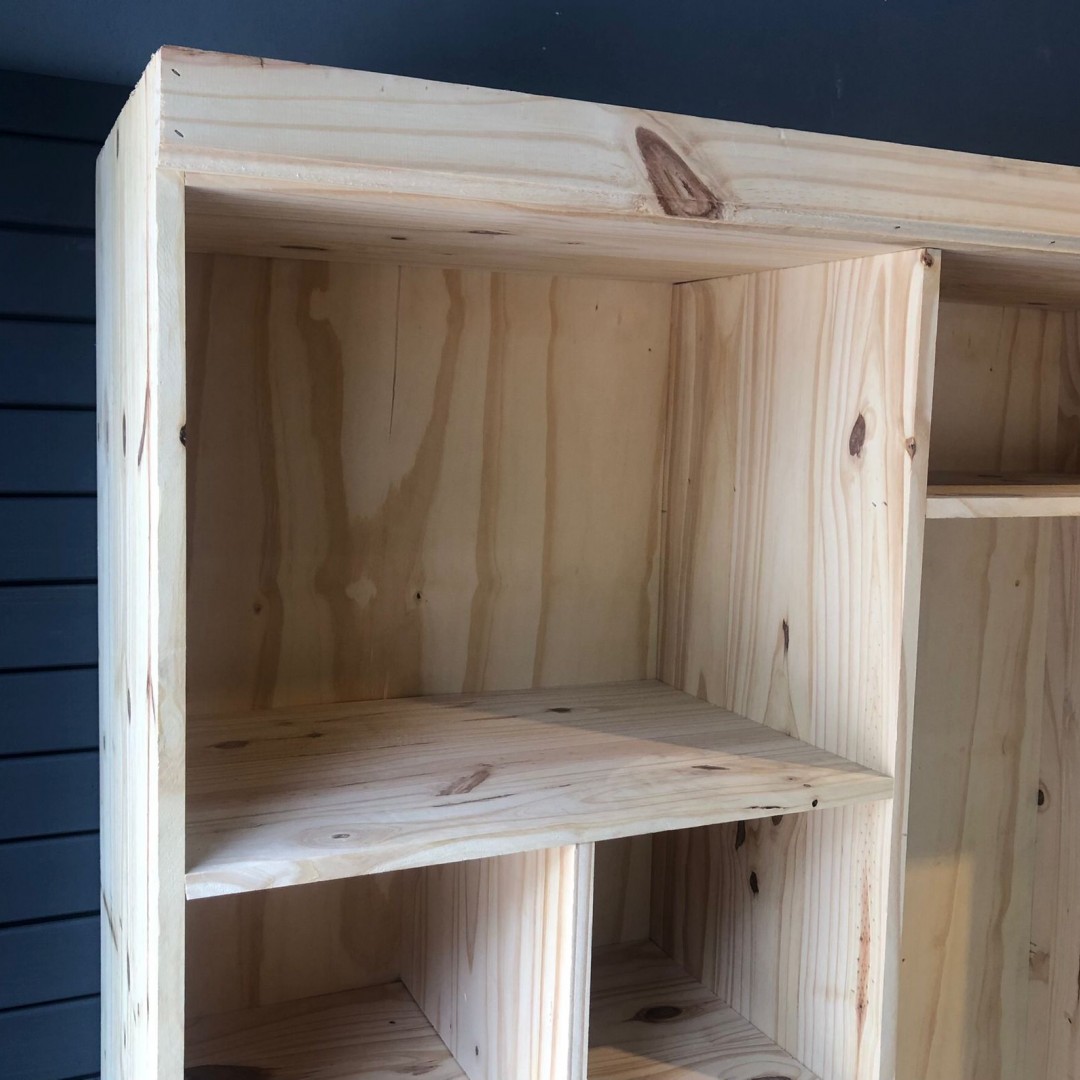 vestidor-lateral-macizo-con-colgador-cubos-y-cajones-120