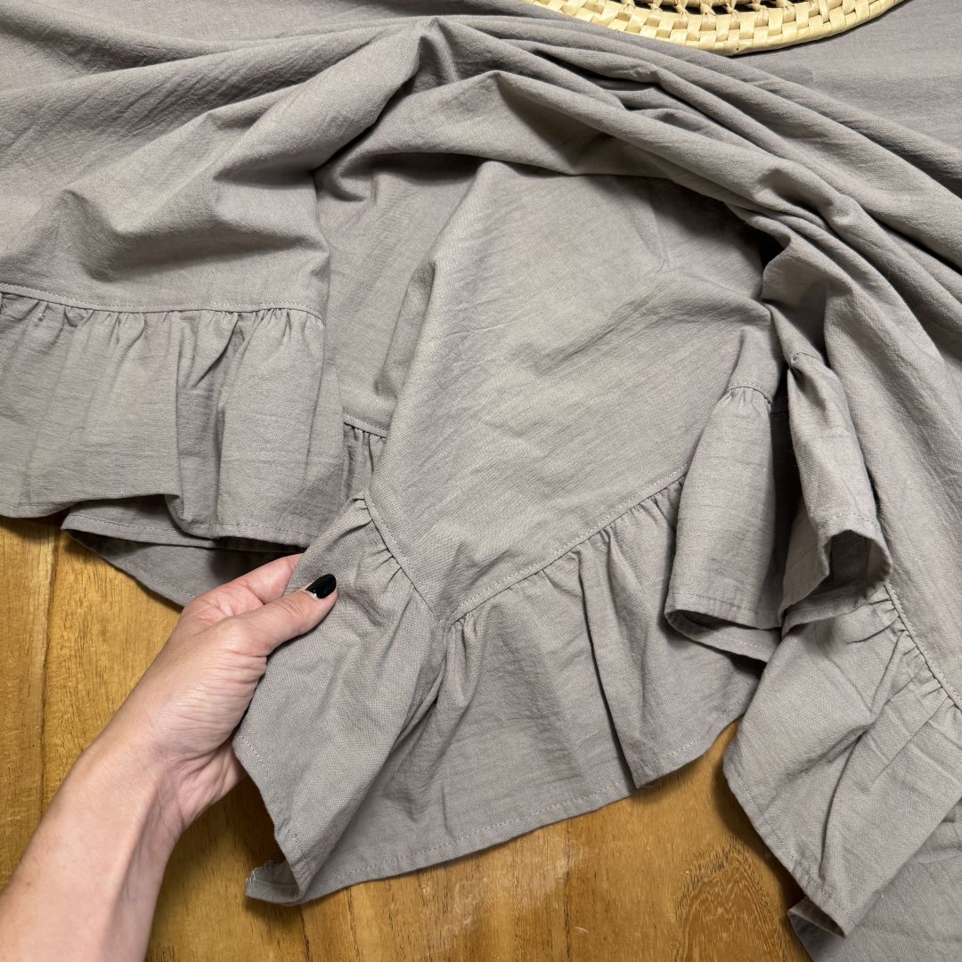 mantel-con-volado-gris-35921