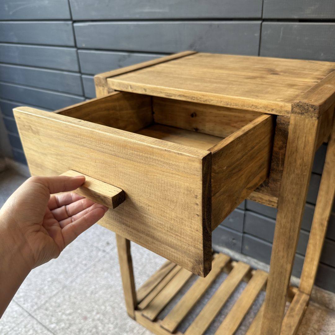 mesa-de-luz-malibu-1-cajon-y-estante-encerada-36159